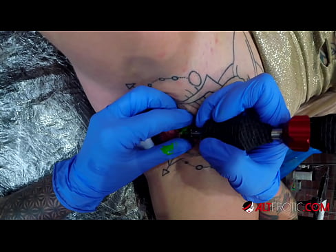 ❤️ tattooed ທີ່ສຸດ Hottie Sully Savage ໄດ້ຮັບ tattoo ສຸດ clitoris ຂອງນາງ ️❌ ໜັງໂປ້ ຢູ່ພວກເຮົາ ❤